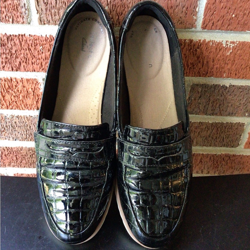 Clarks Black Crocodile Pattern Loafers Size 9.5